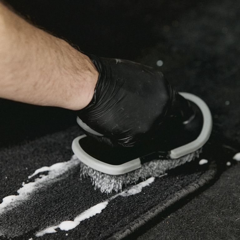 ESCOVA PARA LIMPEZA DE TAPETES E CARPETE DETAILER